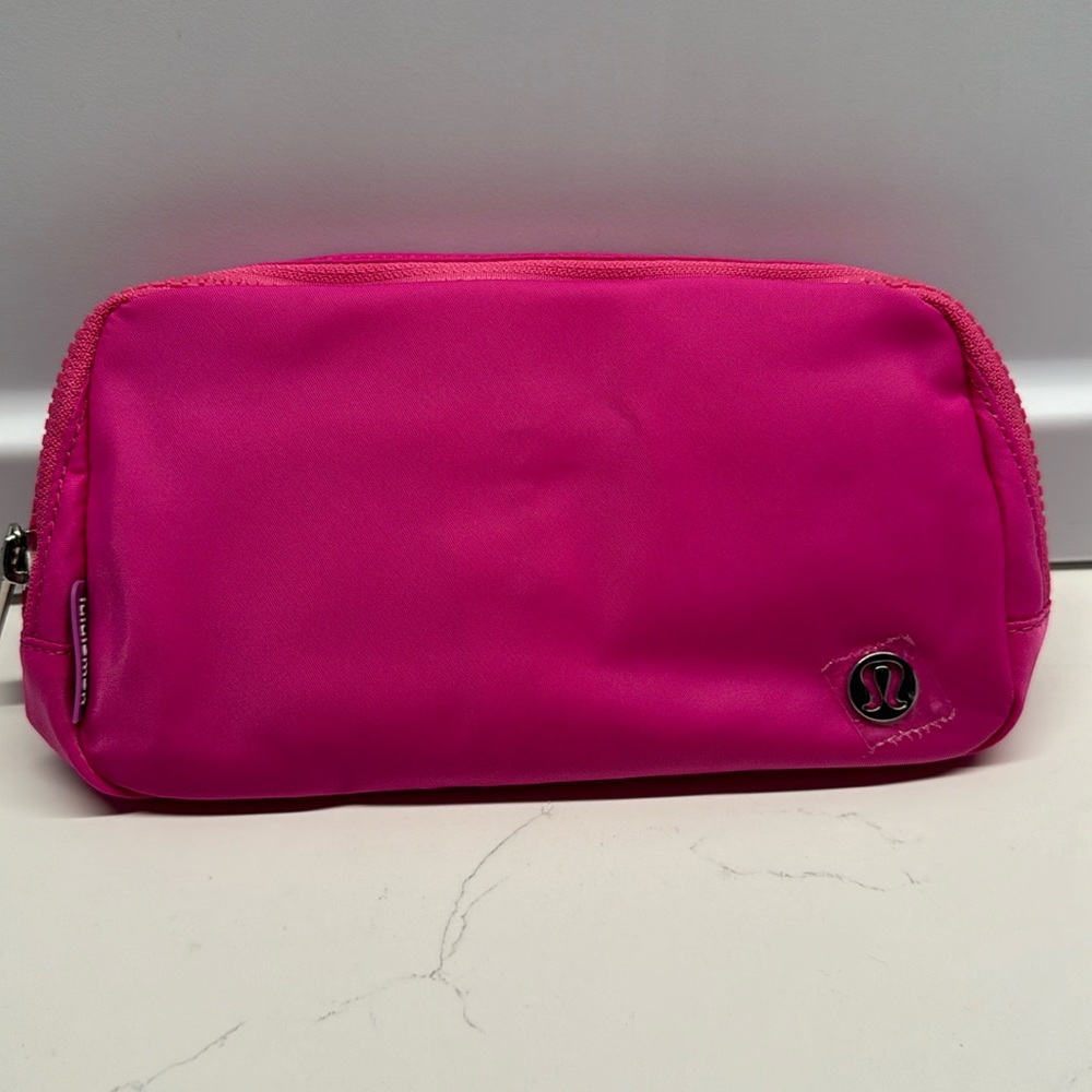 Lululemon Everywhere Belt Bag 1L Sonic Pink/White graphic